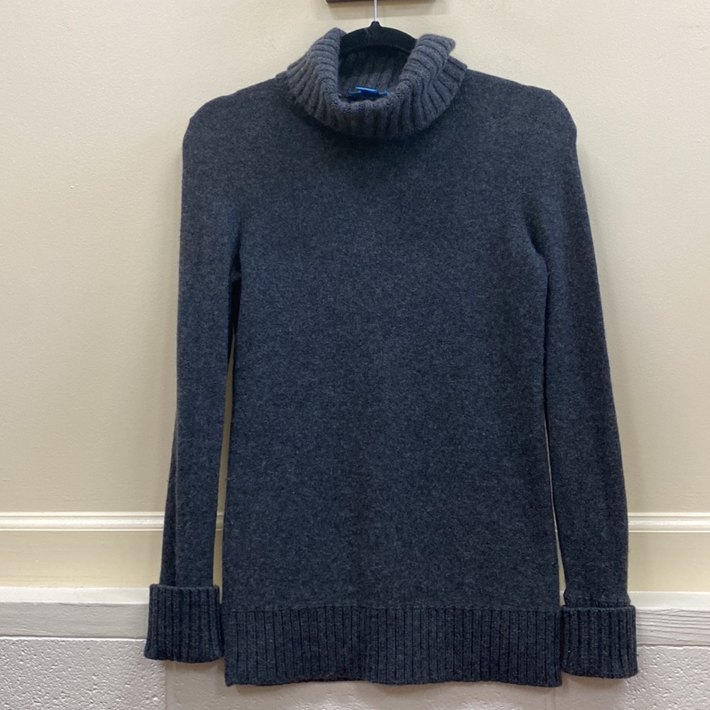 White + Warren gray cashmere turtleneck sweater